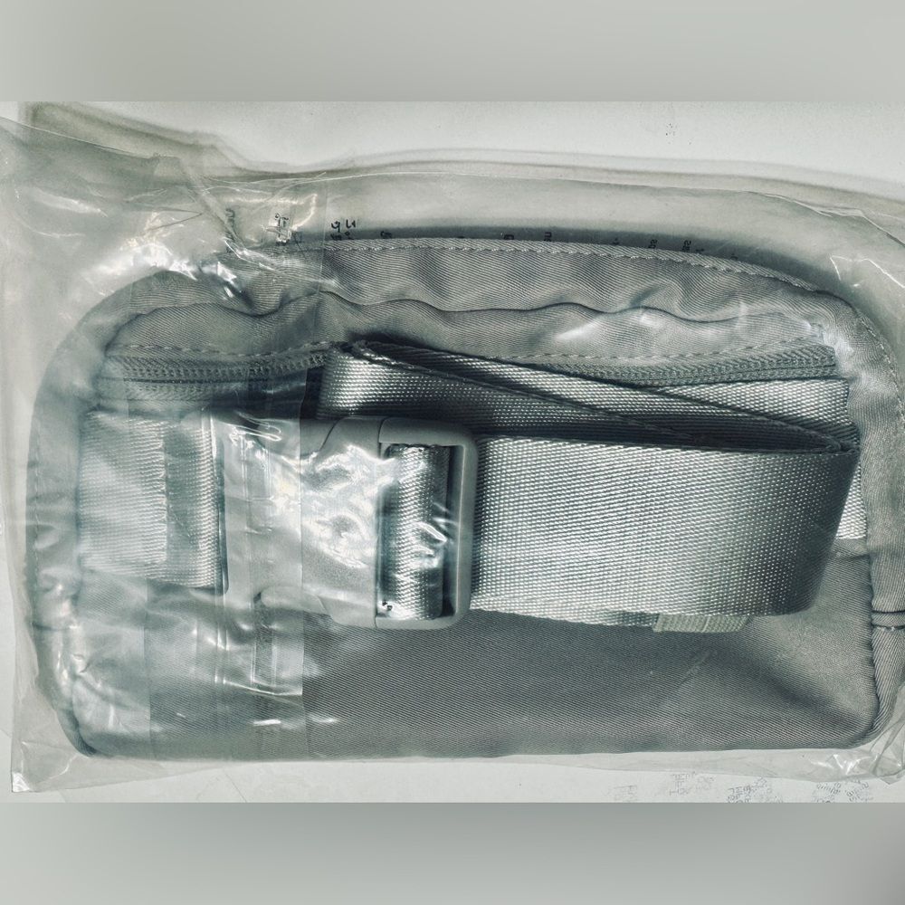 NWT Lululemon Everywhere Belt Bag Silver Drop Extended Strap Cute Hands Free - Picture 3 of 8